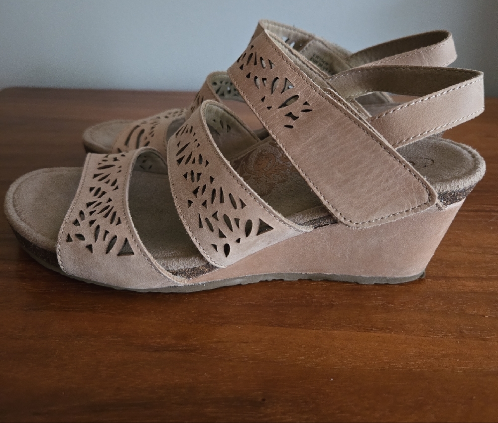 AETREX Women's Tan Wedge Sandals